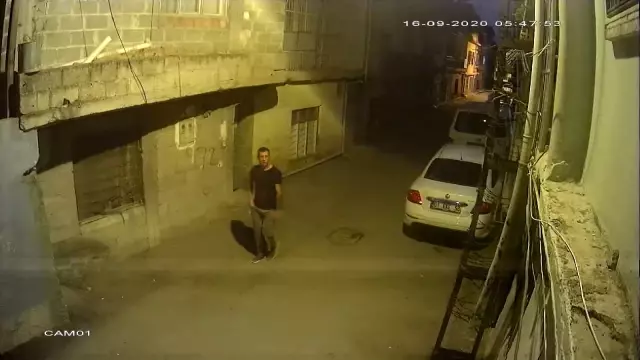 Evlere tırmanarak giren hırsız kamerada Evlere tırmanarak giren hırsız kamerada