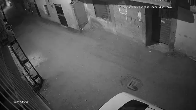 Evlere tırmanarak giren hırsız kamerada Evlere tırmanarak giren hırsız kamerada