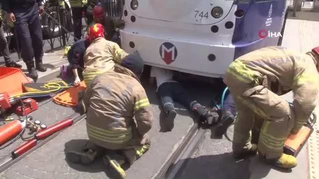 Yolun karşısına geçmek isterken tramvayın altında kaldı Yolun karşısına geçmek isterken tramvayın altında kaldı