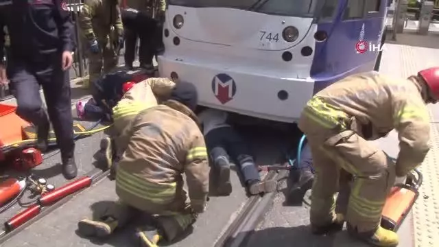 Yolun karşısına geçmek isterken tramvayın altında kaldı Yolun karşısına geçmek isterken tramvayın altında kaldı