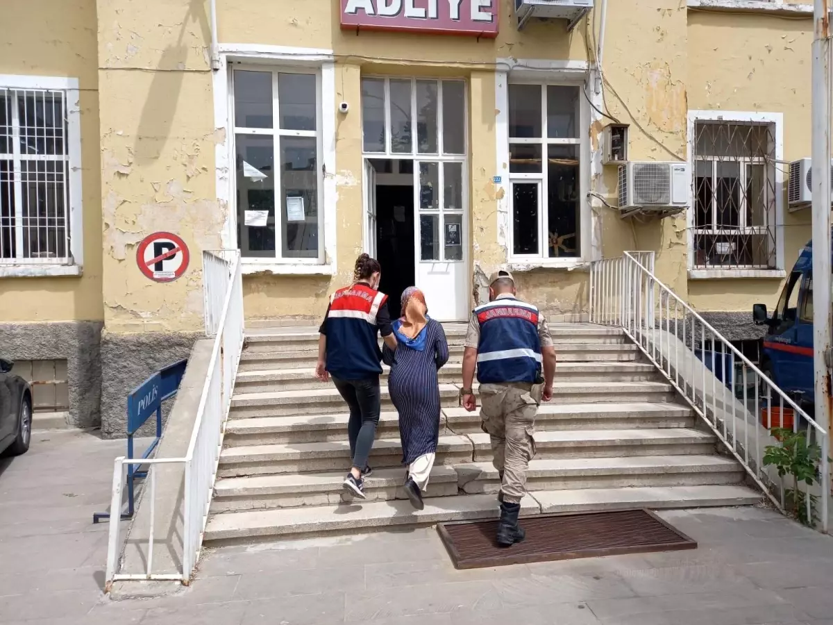 FETÖ terör örgütü üyesi kadın tutuklandı 1 feto teror orgutu uyesi kadin tutuklandi 14110248 amp