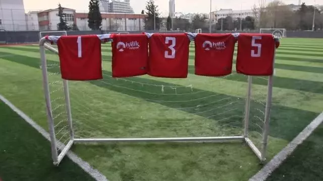 Formalarını giyerek iftar ve sahurda kumanya dağıtıyorlar Formalarını giyerek iftar ve sahurda kumanya dağıtıyorlar