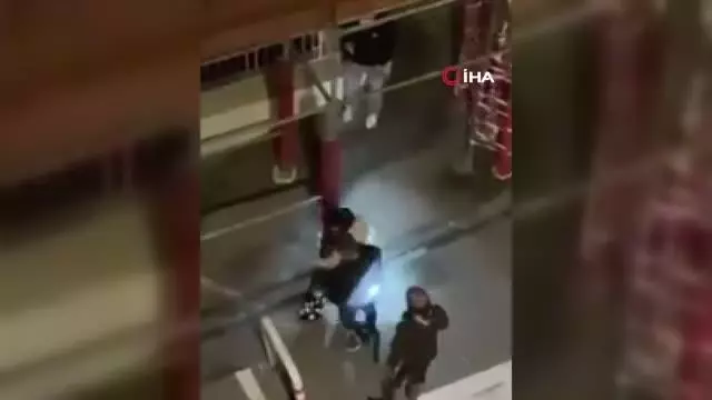 Fransa'da Yasa Dışı Partiye Katılan 2 Gence Polis Şiddeti Fransa'da Yasa Dışı Partiye Katılan 2 Gence Polis Şiddeti