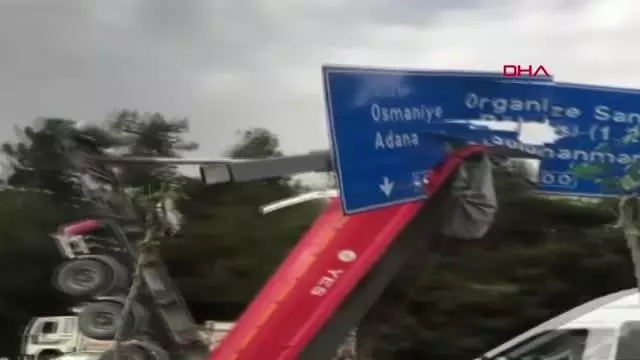 GAZİANTEP SEYİR HALİNDEKİ TIR'IN KALKAN DORSESİ TABELAYA TAKILDI GAZİANTEP SEYİR HALİNDEKİ TIR'IN KALKAN DORSESİ TABELAYA TAKILDI