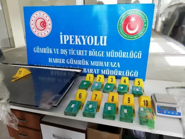 Habur Gümrük Kapısı'nda uyuşturucu madde ve çok sayıda cep telefonu ele geçirildi Habur Gümrük Kapısı'nda uyuşturucu madde ve çok sayıda cep telefonu ele geçirildi