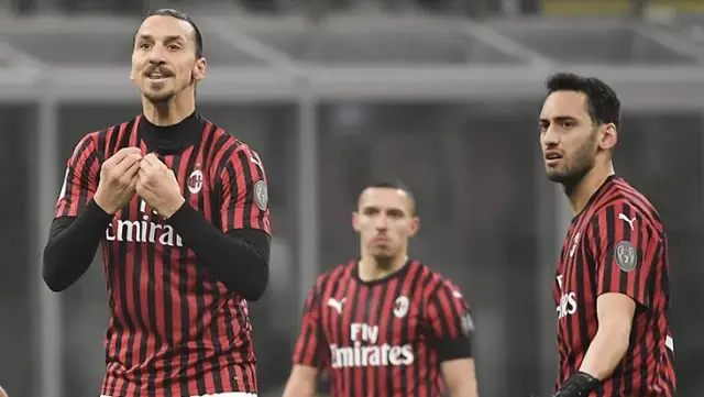 Hakan Çalhanoğlu tartıştığı Zlatan Ibrahimovic'i takipten çıkardı Hakan Çalhanoğlu tartıştığı Zlatan Ibrahimovic'i takipten çıkardı