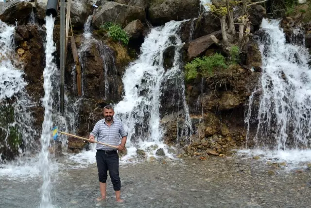 Hakkari'deki şelaleye büyük ilgi Hakkari'deki şelaleye büyük ilgi