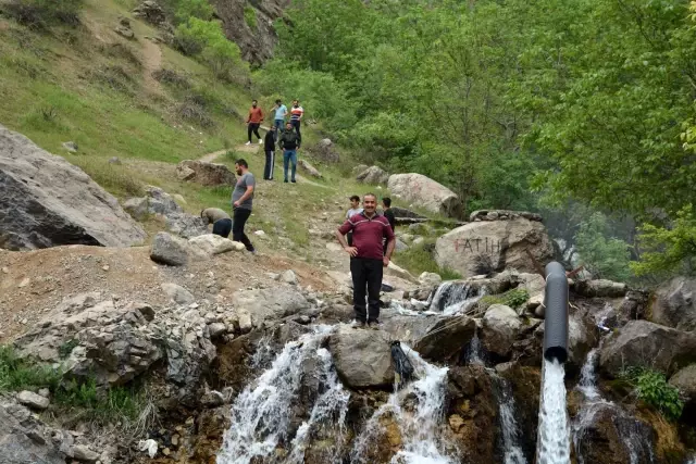 Hakkari'deki şelaleye büyük ilgi Hakkari'deki şelaleye büyük ilgi
