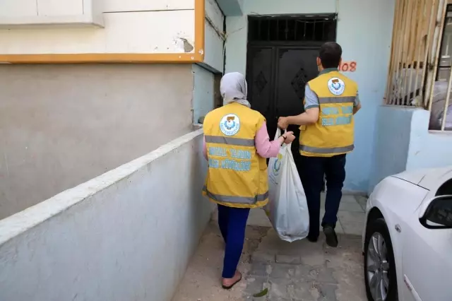 Haliliye'de çocuklara bayramlık kıyafet dağıtılıyor Haliliye'de çocuklara bayramlık kıyafet dağıtılıyor