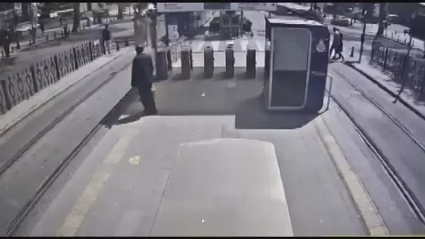 Son dakika gündem: HASEKİ'DE TRAMVAY DURAĞINDA RAYLARA ATLAYAN KİŞİ KAMERADA Son dakika gündem: HASEKİ'DE TRAMVAY DURAĞINDA RAYLARA ATLAYAN KİŞİ KAMERADA