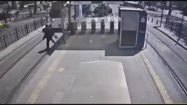 Son dakika gündem: HASEKİ'DE TRAMVAY DURAĞINDA RAYLARA ATLAYAN KİŞİ KAMERADA Son dakika gündem: HASEKİ'DE TRAMVAY DURAĞINDA RAYLARA ATLAYAN KİŞİ KAMERADA