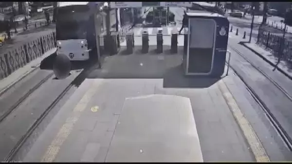 Son dakika gündem: HASEKİ'DE TRAMVAY DURAĞINDA RAYLARA ATLAYAN KİŞİ KAMERADA Son dakika gündem: HASEKİ'DE TRAMVAY DURAĞINDA RAYLARA ATLAYAN KİŞİ KAMERADA