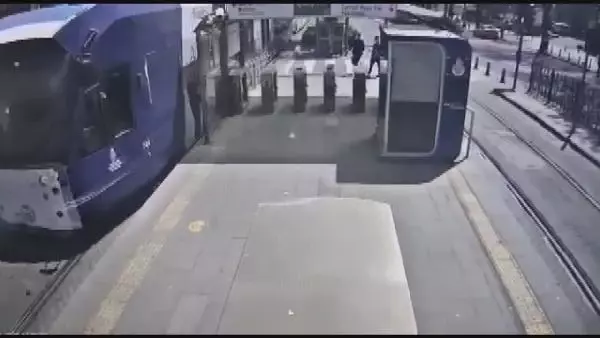 Son dakika gündem: HASEKİ'DE TRAMVAY DURAĞINDA RAYLARA ATLAYAN KİŞİ KAMERADA Son dakika gündem: HASEKİ'DE TRAMVAY DURAĞINDA RAYLARA ATLAYAN KİŞİ KAMERADA