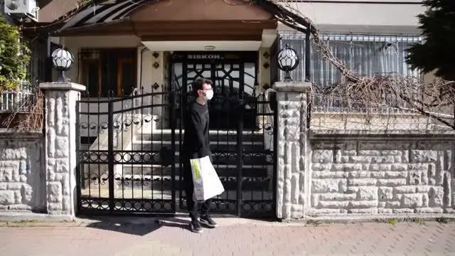 Hayvansever lise öğrencisi harçlıklarıyla sokaklardaki 'can dostları'nı besliyor Hayvansever lise öğrencisi harçlıklarıyla sokaklardaki 'can dostları'nı besliyor