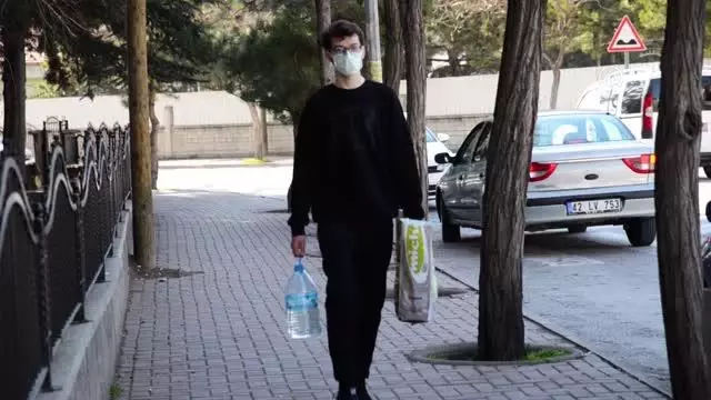 Hayvansever lise öğrencisi harçlıklarıyla sokaklardaki 'can dostları'nı besliyor Hayvansever lise öğrencisi harçlıklarıyla sokaklardaki 'can dostları'nı besliyor