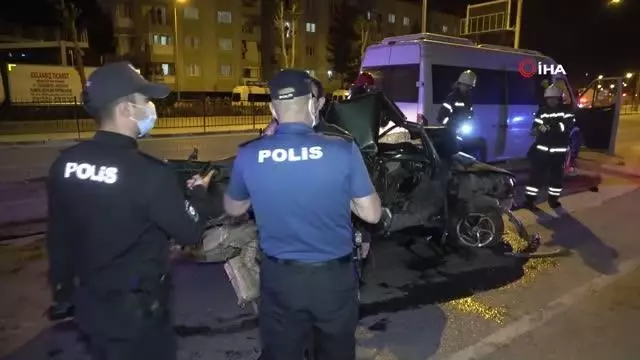 Hurda yığınına dönen otomobilde can pazarı Hurda yığınına dönen otomobilde can pazarı