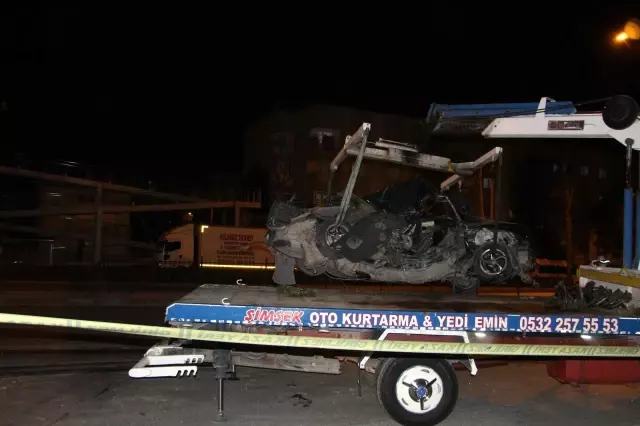 Hurda yığınına dönen otomobilde can pazarı Hurda yığınına dönen otomobilde can pazarı