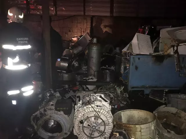Hurdalıkta çıkan yangında alevler gökyüzüne yükseldi Hurdalıkta çıkan yangında alevler gökyüzüne yükseldi