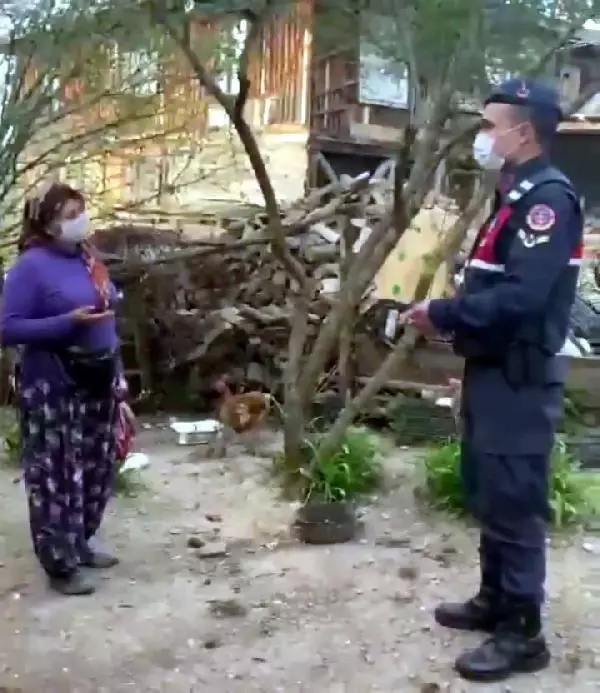 Son dakika haberleri... İhtiyaç malzemelerini getiren jandarmaya türkü söyledi Son dakika haberleri... İhtiyaç malzemelerini getiren jandarmaya türkü söyledi
