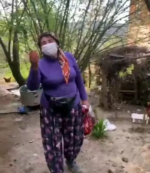 Son dakika haberleri... İhtiyaç malzemelerini getiren jandarmaya türkü söyledi Son dakika haberleri... İhtiyaç malzemelerini getiren jandarmaya türkü söyledi