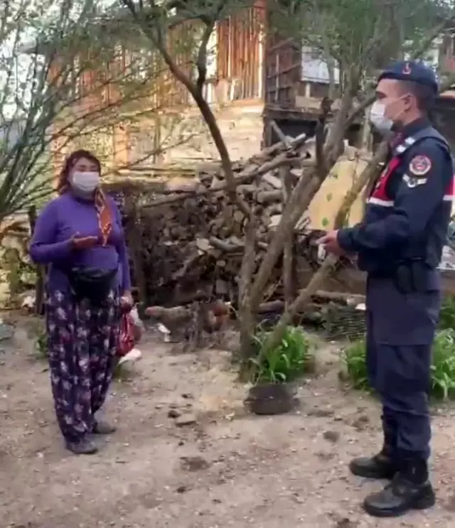 Son dakika haber | İhtiyaç malzemesi getiren jandarmayı 'Asker Yolu Beklerim' türküsüyle karşıladı Son dakika haber | İhtiyaç malzemesi getiren jandarmayı 'Asker Yolu Beklerim' türküsüyle karşıladı