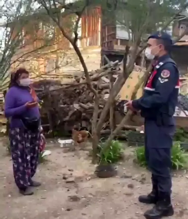 Son dakika haber | İhtiyaç malzemesi getiren jandarmayı 'Asker Yolu Beklerim' türküsüyle karşıladı Son dakika haber | İhtiyaç malzemesi getiren jandarmayı 'Asker Yolu Beklerim' türküsüyle karşıladı