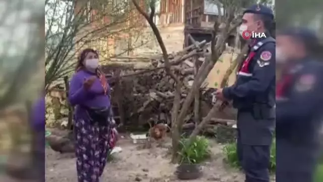 Son dakika haber | İhtiyaç malzemesi getiren jandarmayı 'Asker Yolu Beklerim' türküsüyle karşıladı Son dakika haber | İhtiyaç malzemesi getiren jandarmayı 'Asker Yolu Beklerim' türküsüyle karşıladı