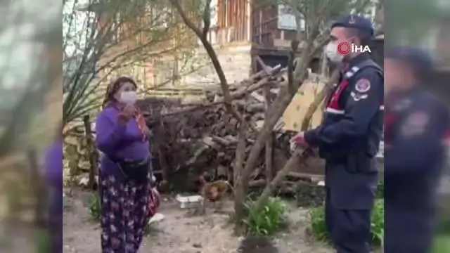 Son dakika haber | İhtiyaç malzemesi getiren jandarmayı 'Asker Yolu Beklerim' türküsüyle karşıladı Son dakika haber | İhtiyaç malzemesi getiren jandarmayı 'Asker Yolu Beklerim' türküsüyle karşıladı