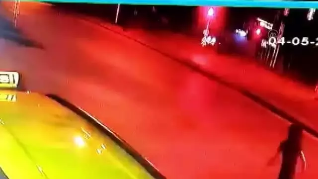 İki otomobil çarpıştı: 1'i ağır 6 yaralı İki otomobil çarpıştı: 1'i ağır 6 yaralı