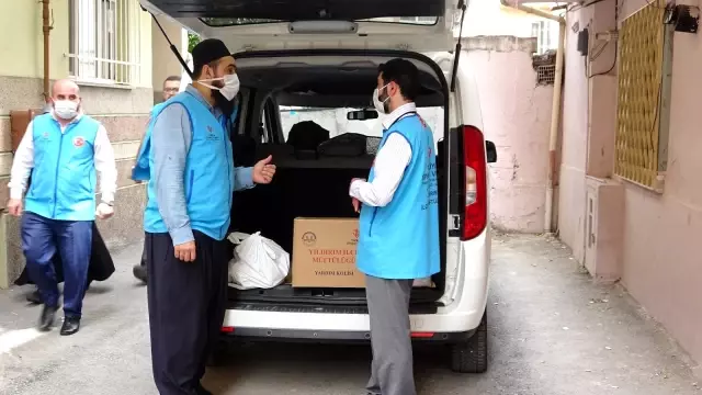 İmamlar kapı kapı gezip ihtiyaç sahiplerine ulaşıyor İmamlar kapı kapı gezip ihtiyaç sahiplerine ulaşıyor