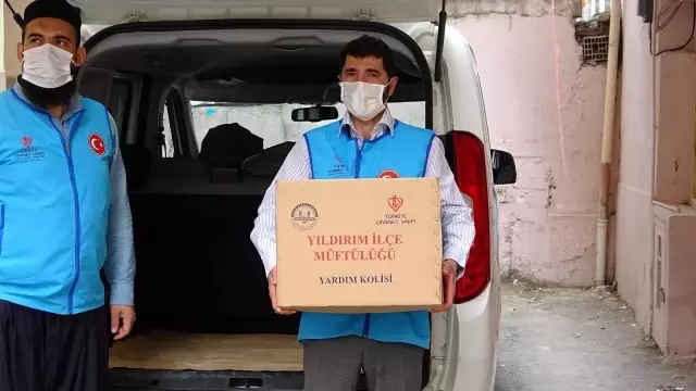 İmamlar kapı kapı gezip ihtiyaç sahiplerine ulaşıyor İmamlar kapı kapı gezip ihtiyaç sahiplerine ulaşıyor