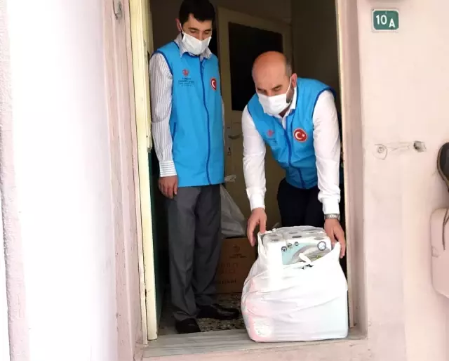 İmamlar kapı kapı gezip ihtiyaç sahiplerine ulaşıyor İmamlar kapı kapı gezip ihtiyaç sahiplerine ulaşıyor