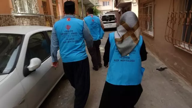 İmamlar kapı kapı gezip ihtiyaç sahiplerine ulaşıyor İmamlar kapı kapı gezip ihtiyaç sahiplerine ulaşıyor