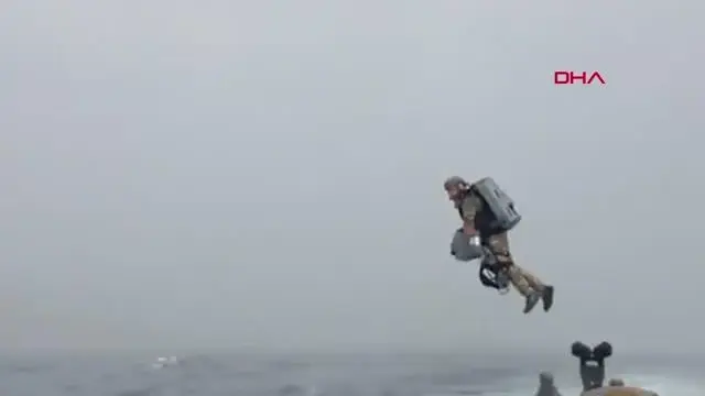 Çanta gibi takılıyor, havada seyahat etmeyi mümkün kılıyor, İngiliz Donanması'ndan 'sırt roketli' tatbikat Çanta gibi takılıyor, havada seyahat etmeyi mümkün kılıyor, İngiliz Donanması'ndan 'sırt roketli' tatbikat