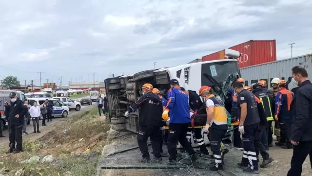 İşçi servisi yan yattı: 1 ölü, 20 yaralı İşçi servisi yan yattı: 1 ölü, 20 yaralı