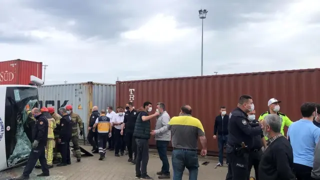 İşçi servisi yan yattı: 1 ölü, 20 yaralı İşçi servisi yan yattı: 1 ölü, 20 yaralı