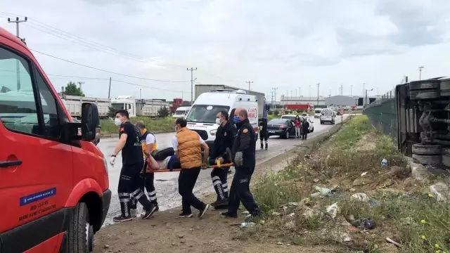 İşçi servisi yan yattı: 1 ölü, 20 yaralı İşçi servisi yan yattı: 1 ölü, 20 yaralı