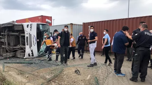 İşçi servisi yan yattı: 1 ölü, 20 yaralı İşçi servisi yan yattı: 1 ölü, 20 yaralı
