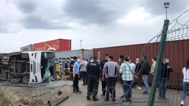 İşçi servisi yan yattı: 1 ölü, 20 yaralı İşçi servisi yan yattı: 1 ölü, 20 yaralı