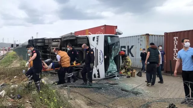 İşçi servisi yan yattı: 1 ölü, 20 yaralı İşçi servisi yan yattı: 1 ölü, 20 yaralı