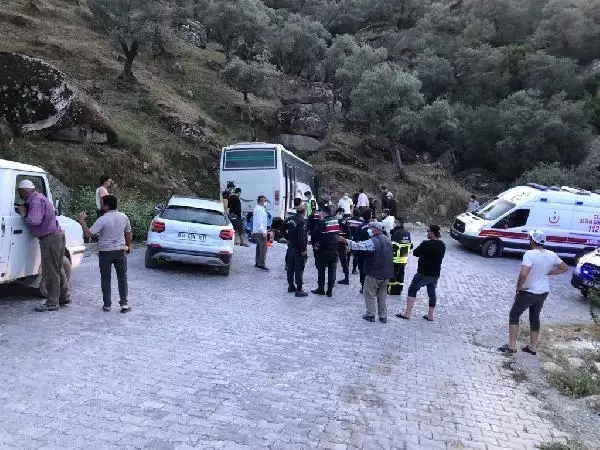 İşçi servisi midibüsü kayalıklara çarptı: 14 yaralı İşçi servisi midibüsü kayalıklara çarptı: 14 yaralı