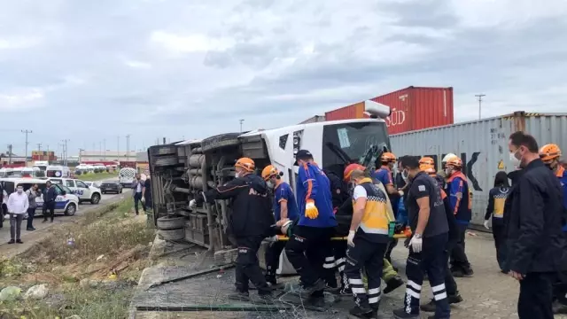 İşçi servisi yan yattı: 1 ölü, 20 yaralı İşçi servisi yan yattı: 1 ölü, 20 yaralı