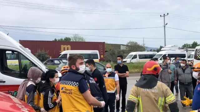 İşçi servisi yan yattı: 1 ölü, 20 yaralı İşçi servisi yan yattı: 1 ölü, 20 yaralı