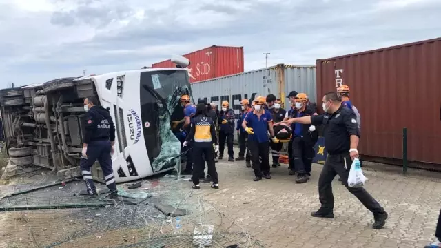 İşçi servisi yan yattı: 1 ölü, 20 yaralı İşçi servisi yan yattı: 1 ölü, 20 yaralı