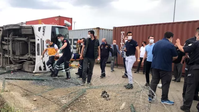 İşçi servisi yan yattı: 1 ölü, 20 yaralı İşçi servisi yan yattı: 1 ölü, 20 yaralı