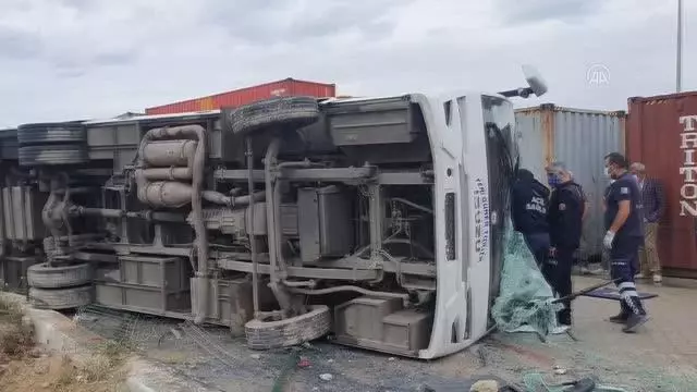 İşçileri taşıyan servis aracı devrildi: 1 ölü, 20 yaralı (3) İşçileri taşıyan servis aracı devrildi: 1 ölü, 20 yaralı (3)