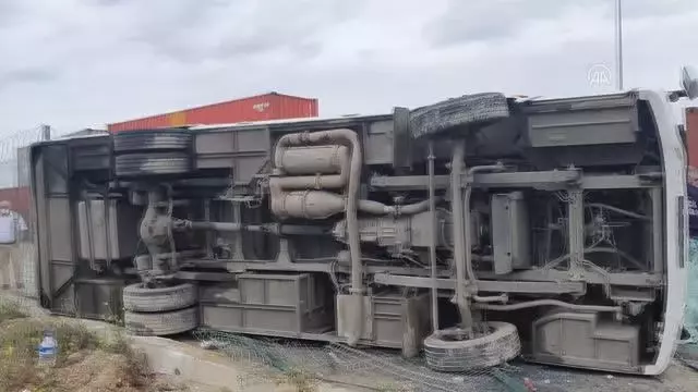 İşçileri taşıyan servis aracı devrildi: 1 ölü, 20 yaralı (3) İşçileri taşıyan servis aracı devrildi: 1 ölü, 20 yaralı (3)