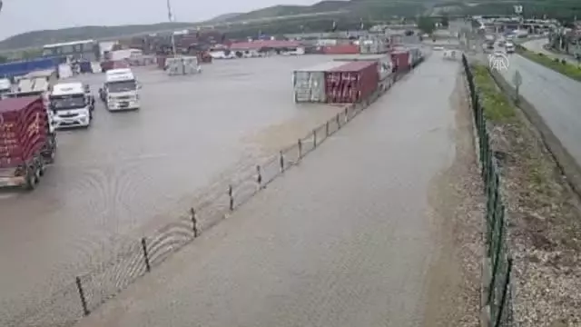 Bursa'da işçileri taşıyan servis aracı devrildi: 1 ölü, 20 yaralı Bursa'da işçileri taşıyan servis aracı devrildi: 1 ölü, 20 yaralı