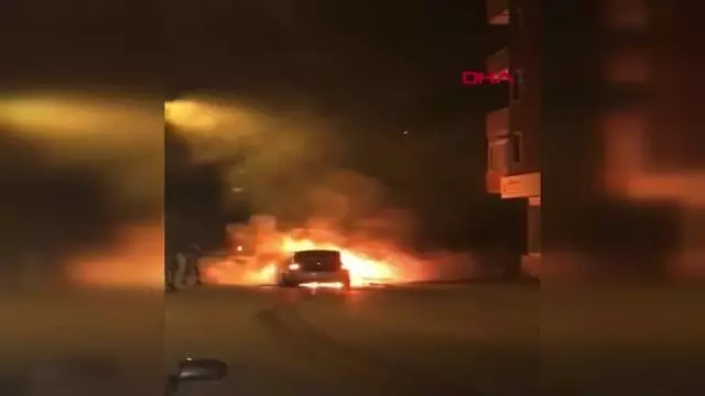 İSTANBUL-ATAŞEHİR'DE LÜKS OTOMOBİL ALEV ALEV YANDI İSTANBUL-ATAŞEHİR'DE LÜKS OTOMOBİL ALEV ALEV YANDI