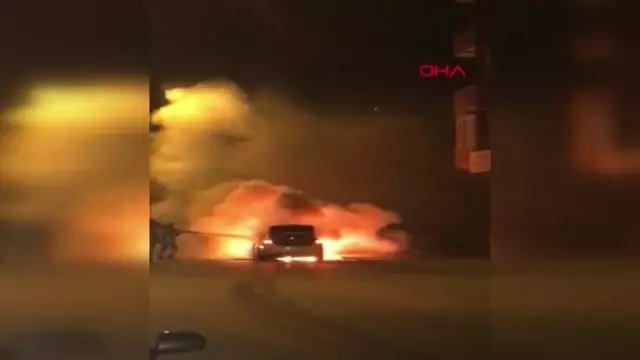 İSTANBUL-ATAŞEHİR'DE LÜKS OTOMOBİL ALEV ALEV YANDI İSTANBUL-ATAŞEHİR'DE LÜKS OTOMOBİL ALEV ALEV YANDI